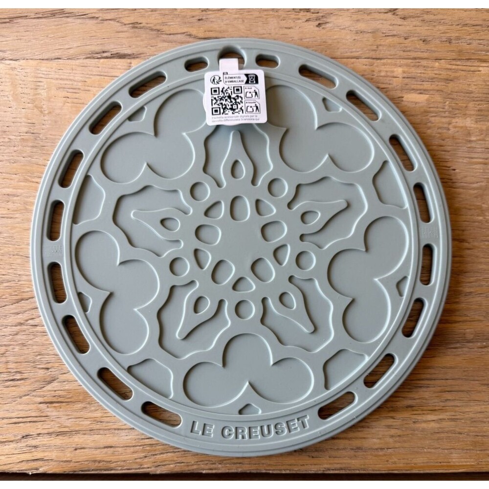 Le Creuset 8in Round Silicone French Trivet Hot Pad Gripper Sea Salt NEW - Picture 2 of 3